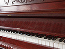 茶色い古いピアノ