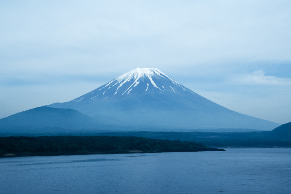 富士山を中央に