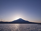 富士山のシルエットと山中湖