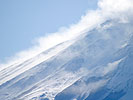 富士山頂の雪と雲