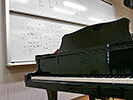 音楽室のグランドピアノ