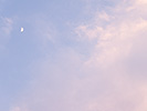 弓張月とピンクの雲
