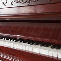 茶色い古いピアノ