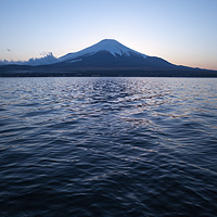 夕方の山中湖と富士山