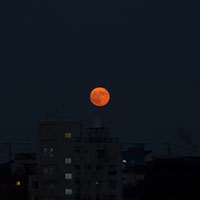 赤い満月と街
