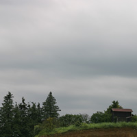 雨雲と小屋