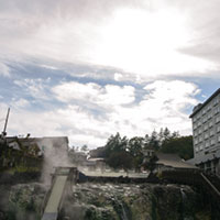 草津温泉の湯畑と雲