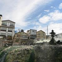 草津温泉の湯畑と旅館