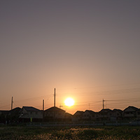 太陽と住宅地