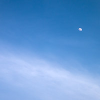 十三夜月と青空と薄雲