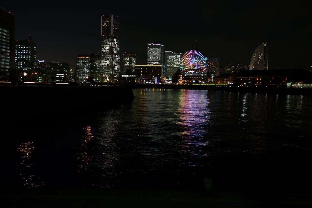 観覧車イルミと海の横浜夜景