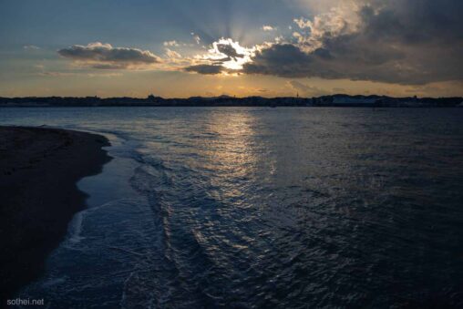 夕焼けの海と横須賀の街並み