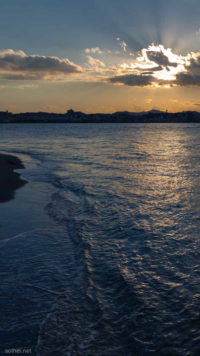 スマホ壁紙用、夕焼けの海と横須賀の街並み