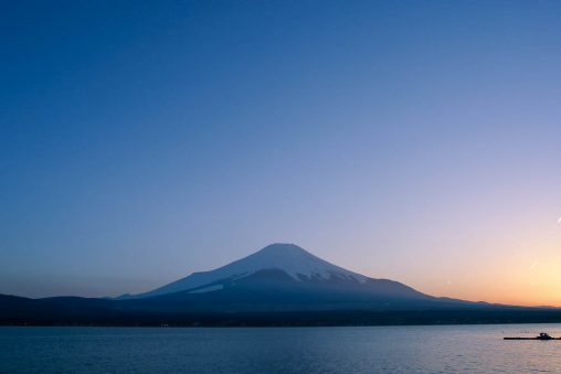 夕暮れの山中湖と富士山