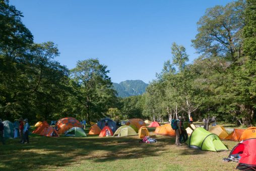 夏のキャンプ場のテント