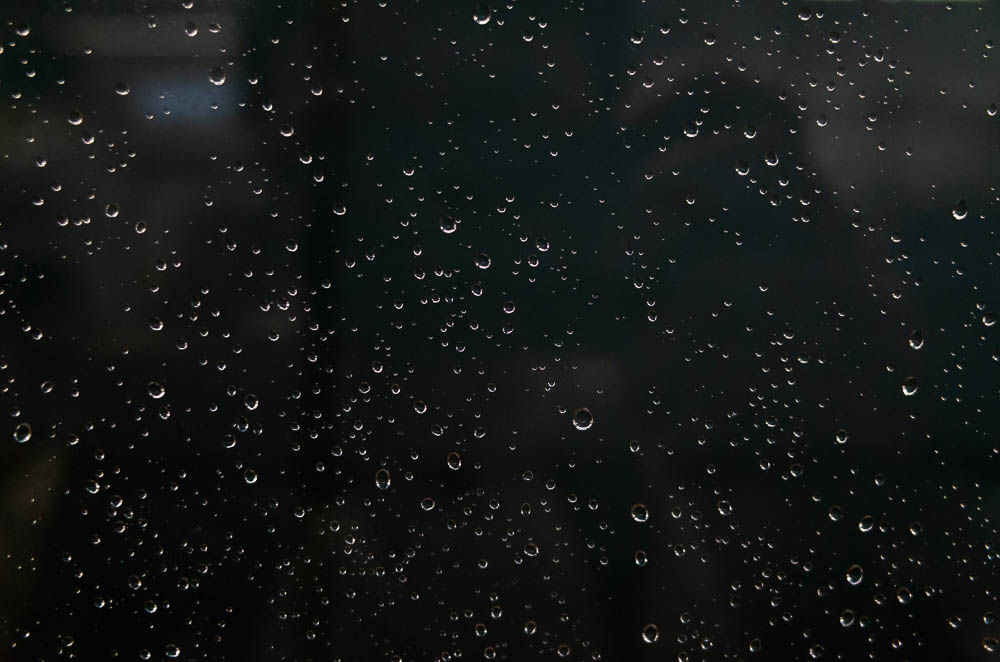 窓に雨粒