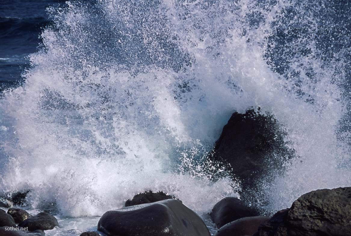 岩に打ちつける大波