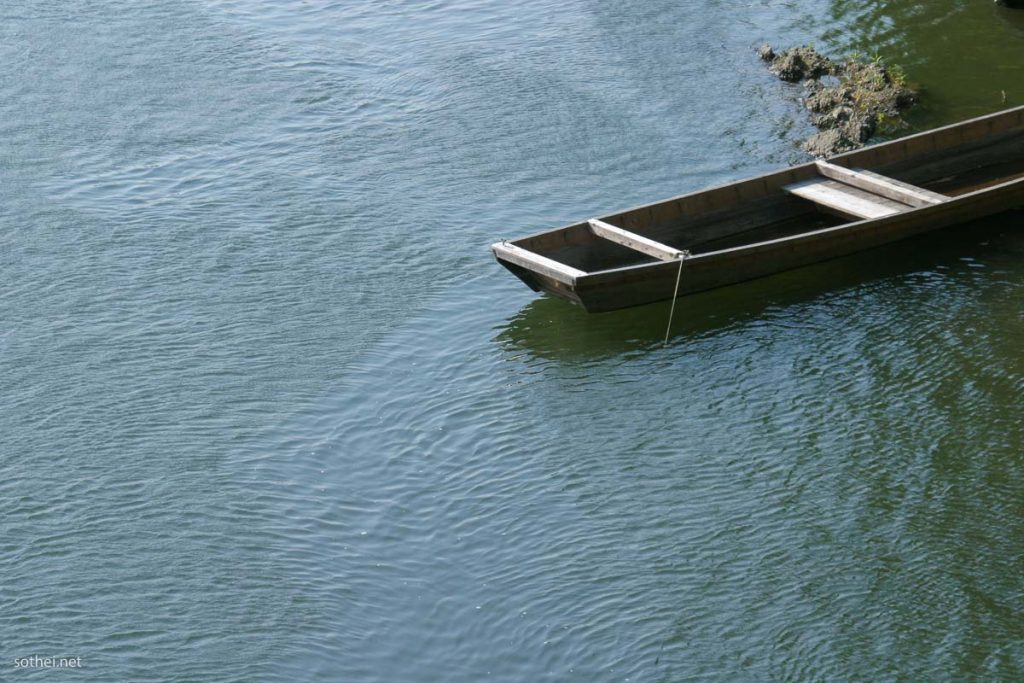 水辺の木製の舟