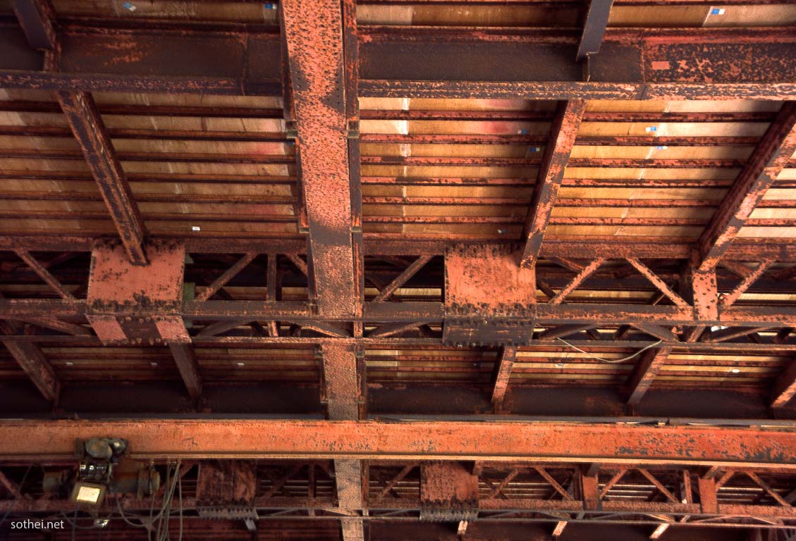 廃工場の錆びた天井