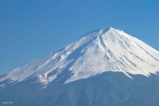 雪が積もる富士山頂