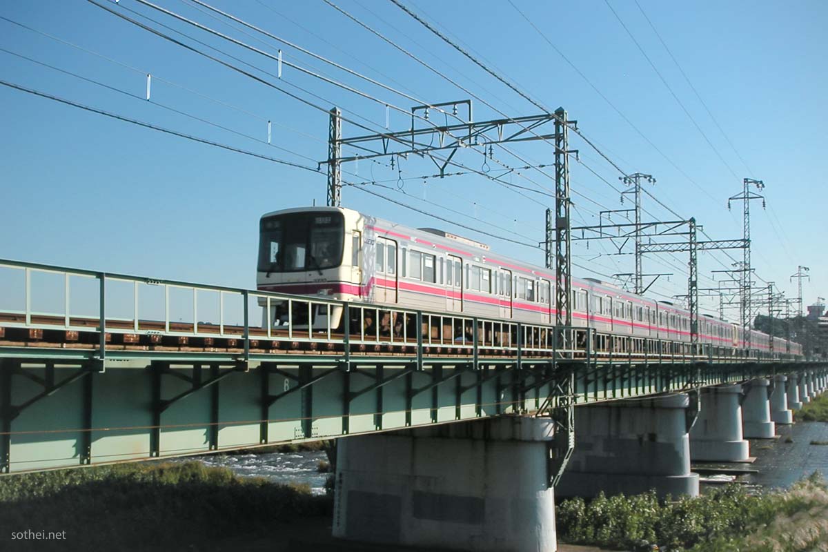 多摩川橋梁を渡る京王線の電車
