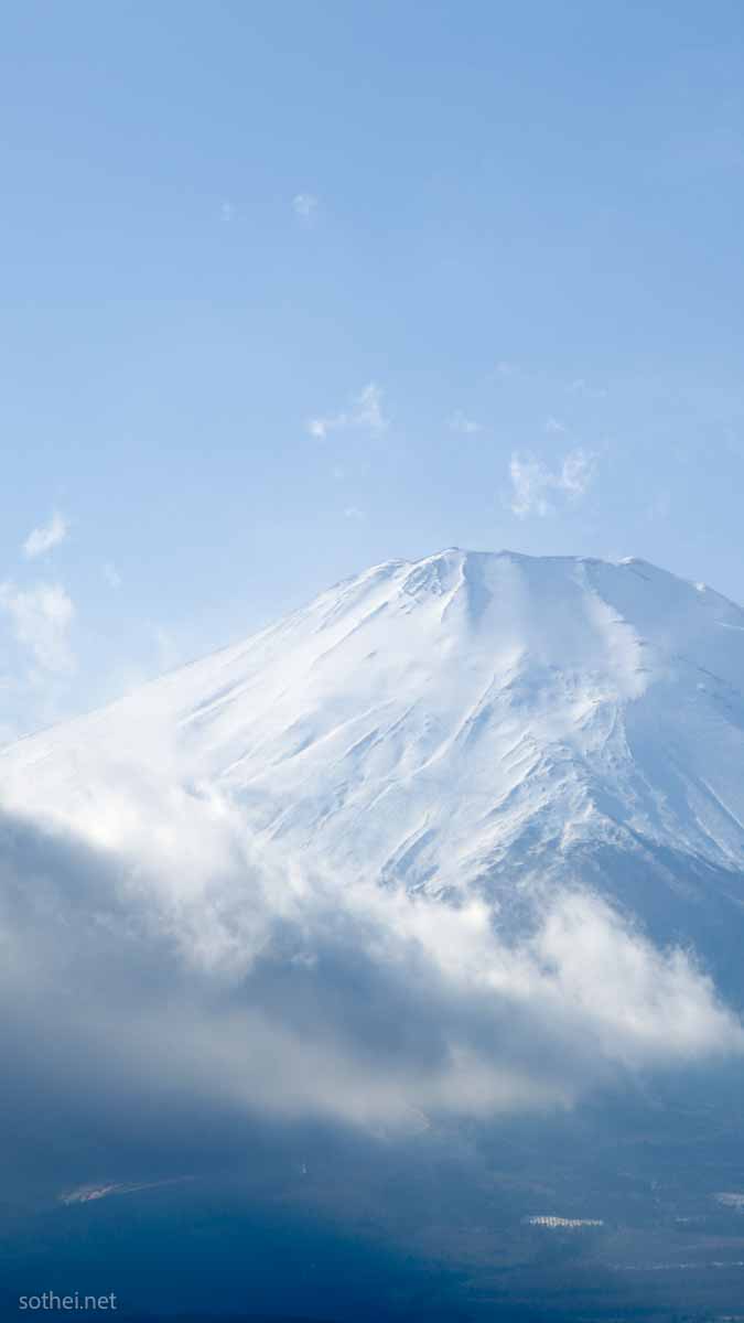 富士山とうす雲 縦位置