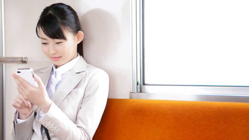 通勤中にスマホで読書する人