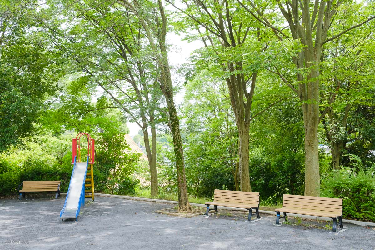 公園のベンチと滑り台