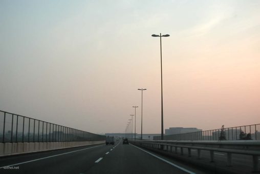朝焼けの高速道路