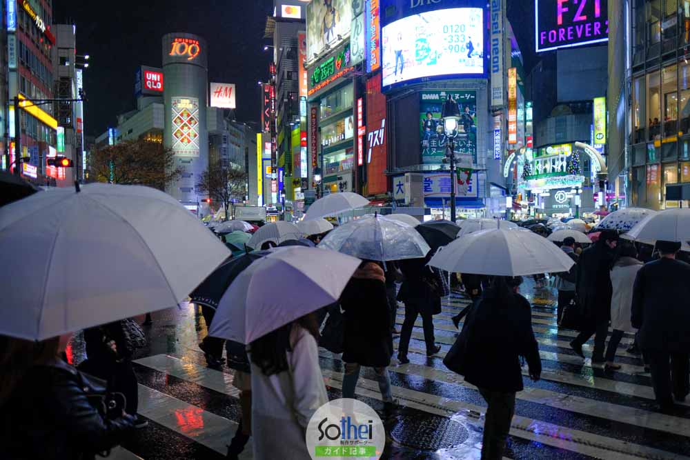 渋谷スクランブル交差点の雨夜