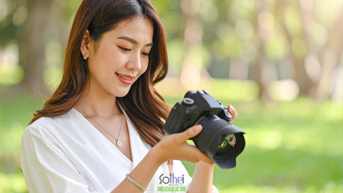 カメラ女子が撮影チェックしている