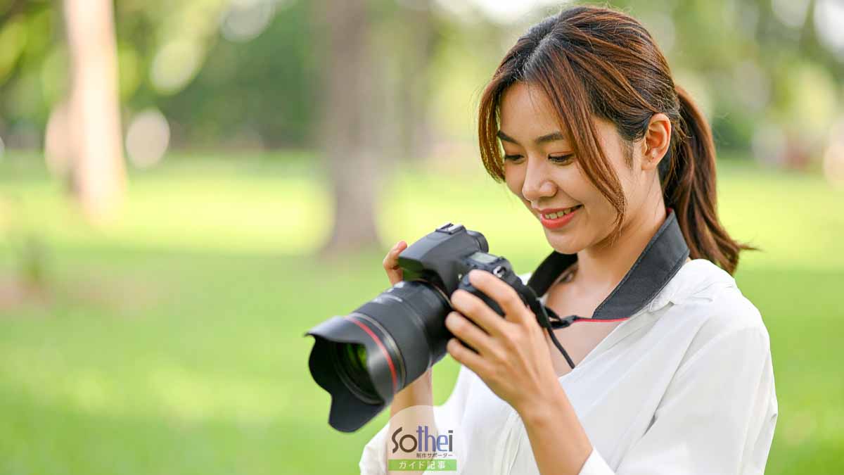 カメラ女子が撮影チェックしている