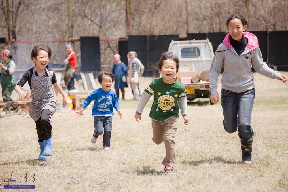 清里高原笑って走る子供達 105mm