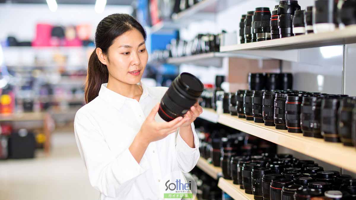 店頭で交換レンズ選びしている人