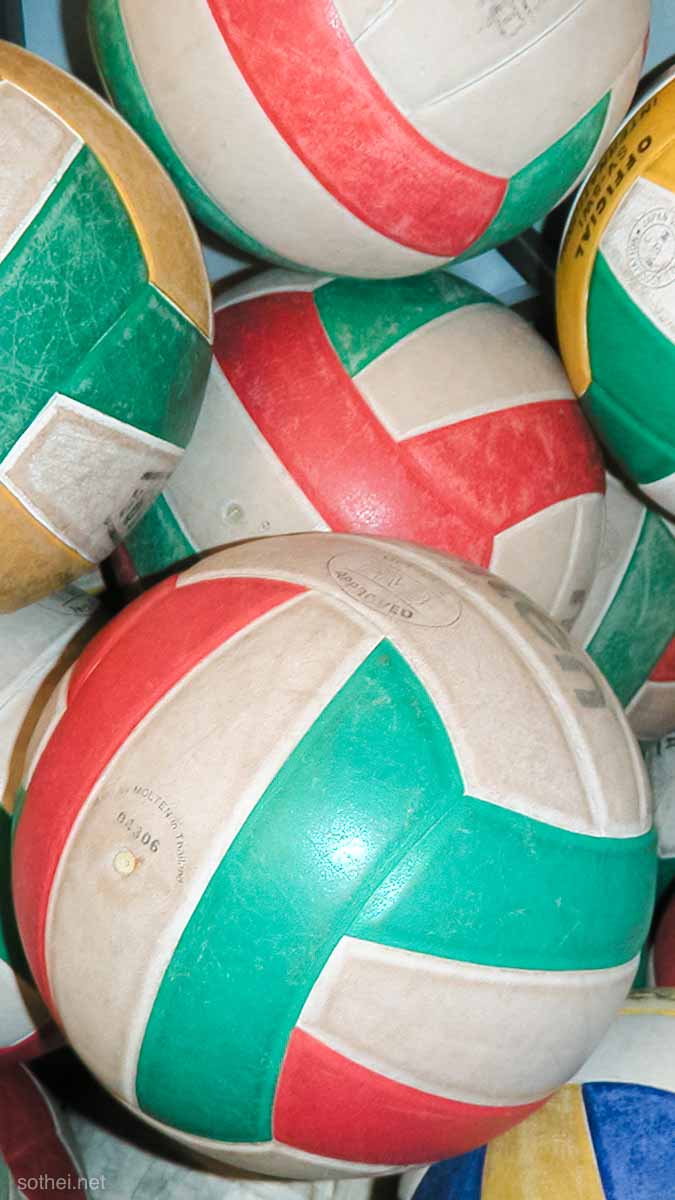 バレーボールのたくさんのボール(スマホ壁紙用)