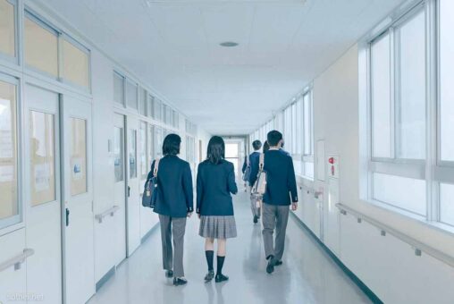 廊下を歩く高校生たちの後ろ姿（フリー素材）