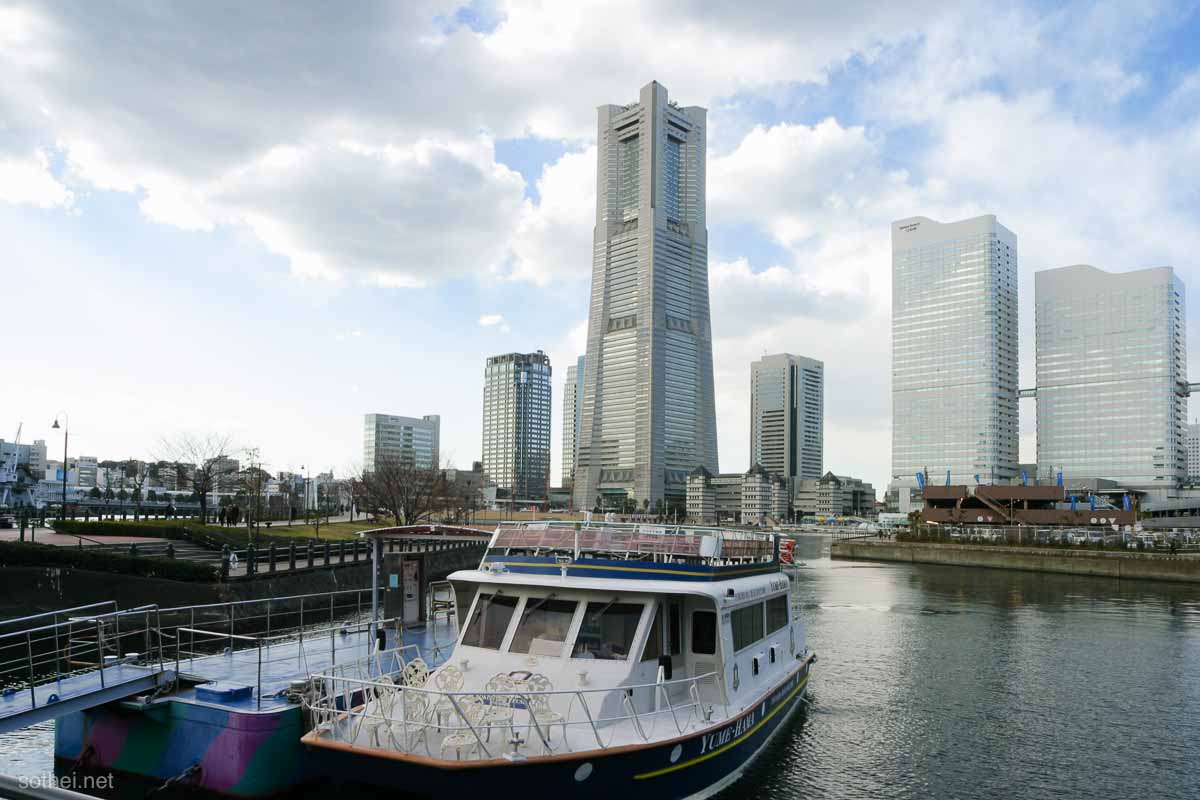 横浜ランドマークタワーと遊覧船
