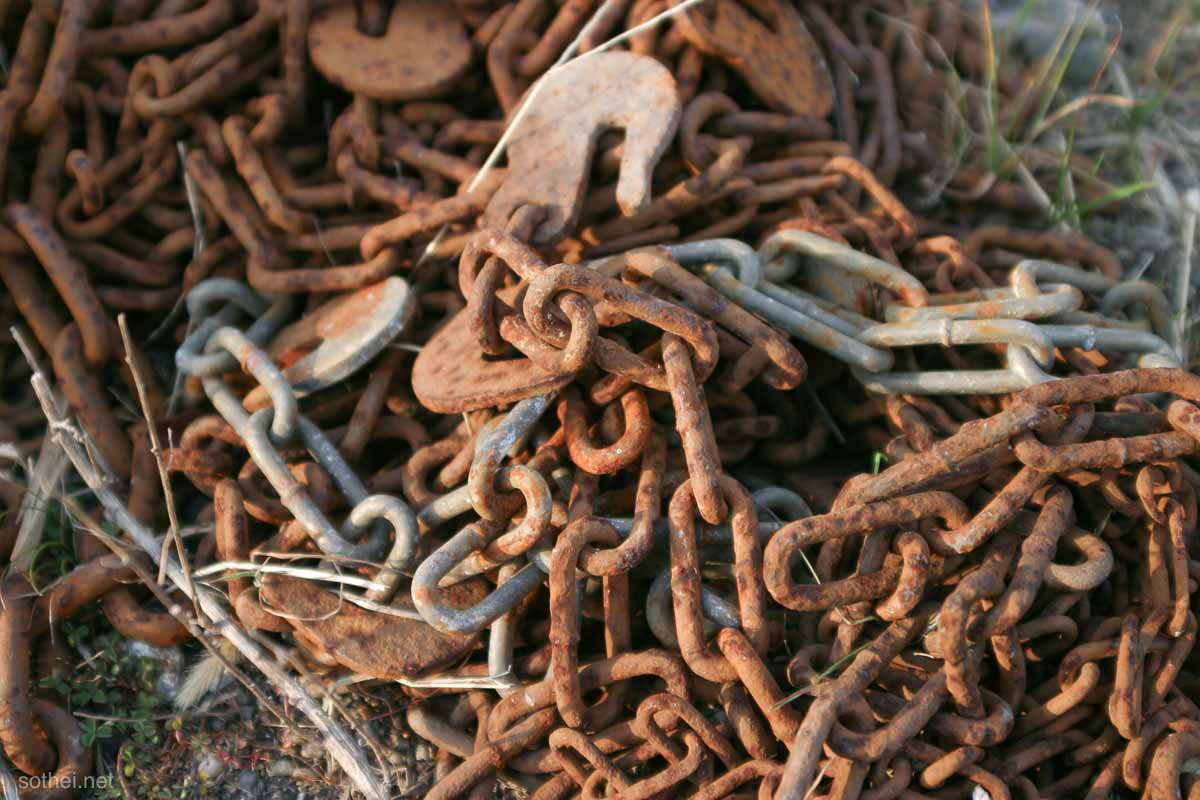 まとめて置いてある錆びた鎖