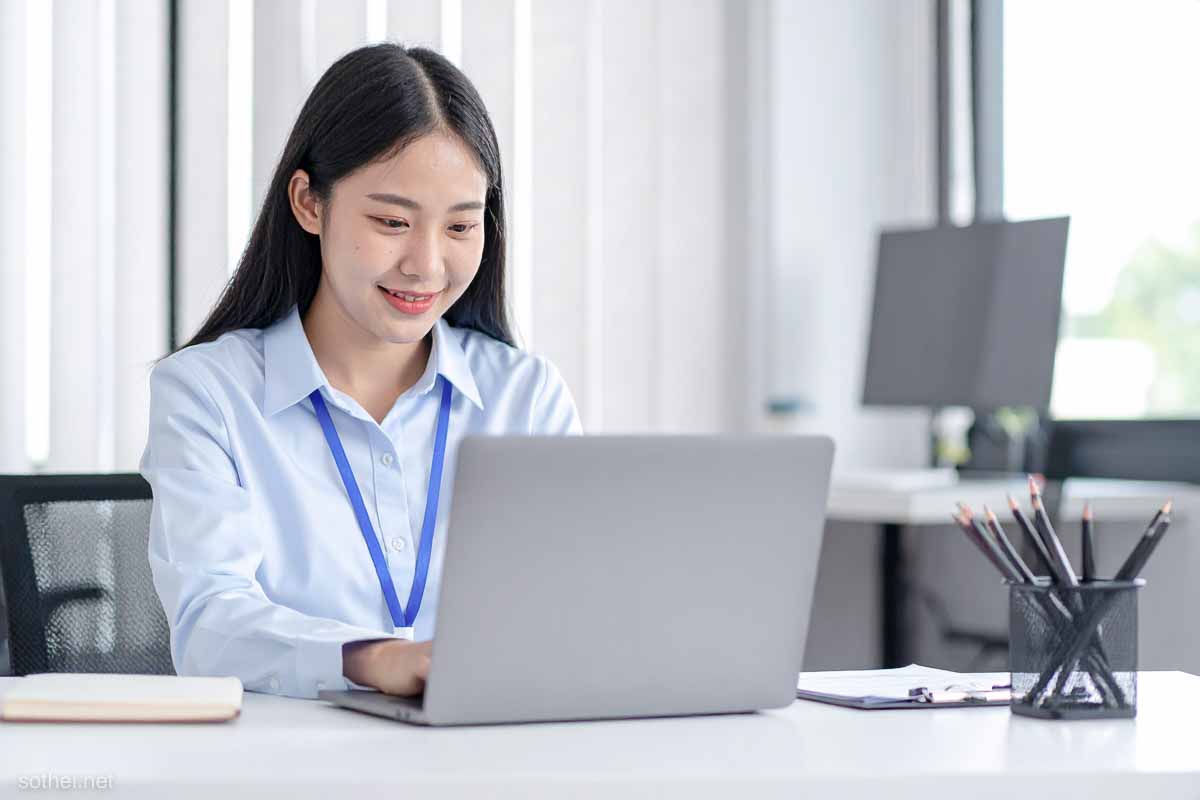 パソコン作業をするワイシャツ姿のOL