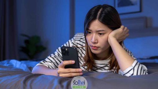 スマホを見て困る女性
